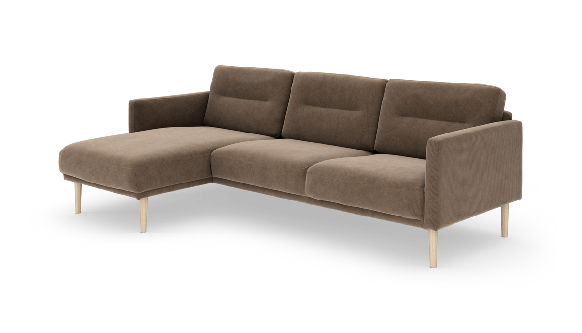 Brun hjørnesofa med venstrevendt chaiselong og slanke lyse træben.
