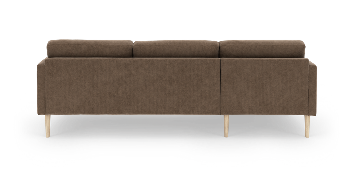 Brun modulsofa set bagfra på studiebaggrund med lyse træben.
