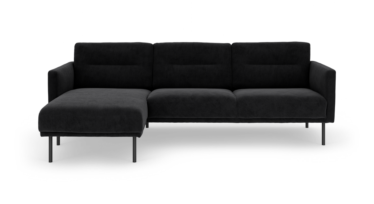 Sort modulsofa med chaiselong til venstre, set forfra på hvid baggrund.