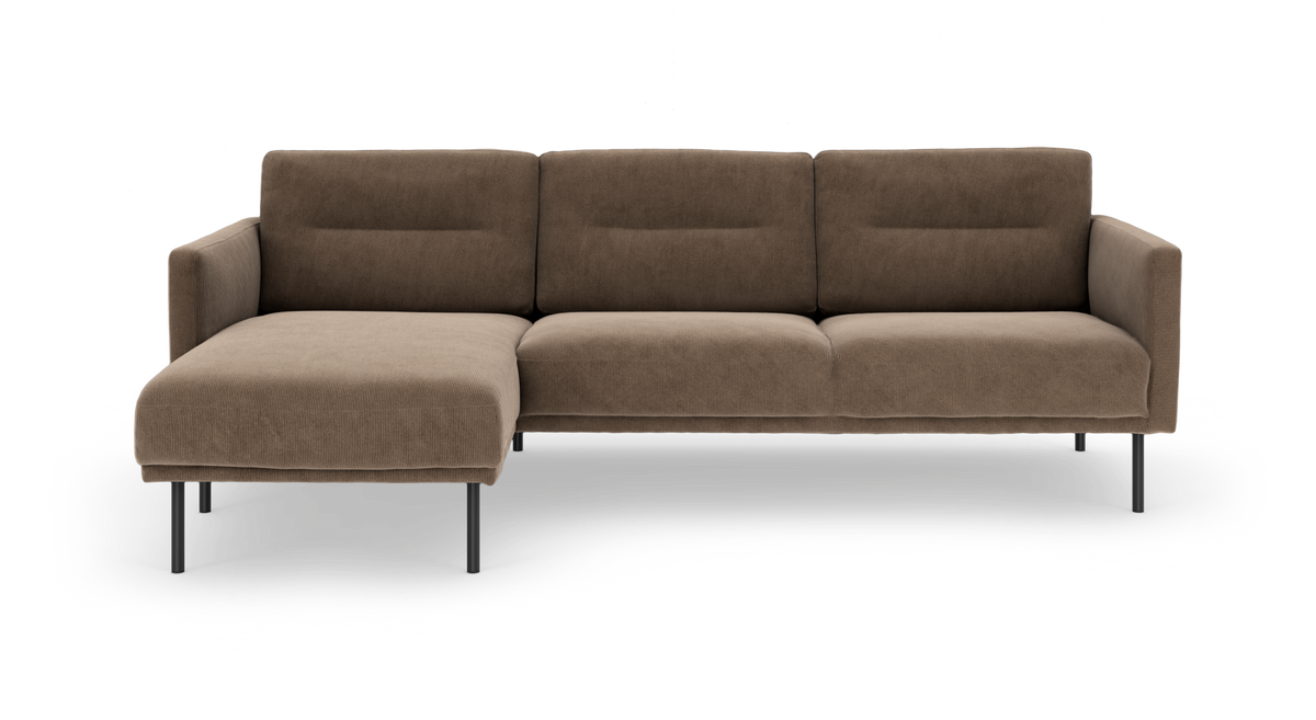 Brun modulsofa med venstrevendt chaiselong og slanke sorte ben, frilagt frontvisning.
