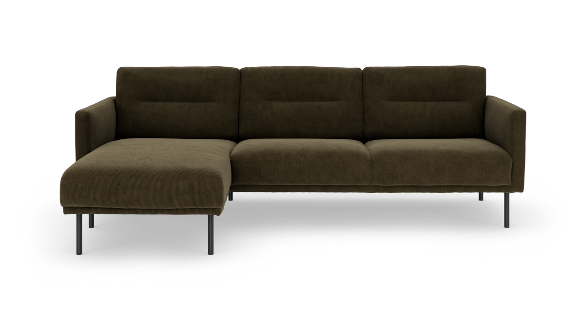Olivengrøn hjørnesofa med venstrevendt chaiselong og metalben, frontvisning.