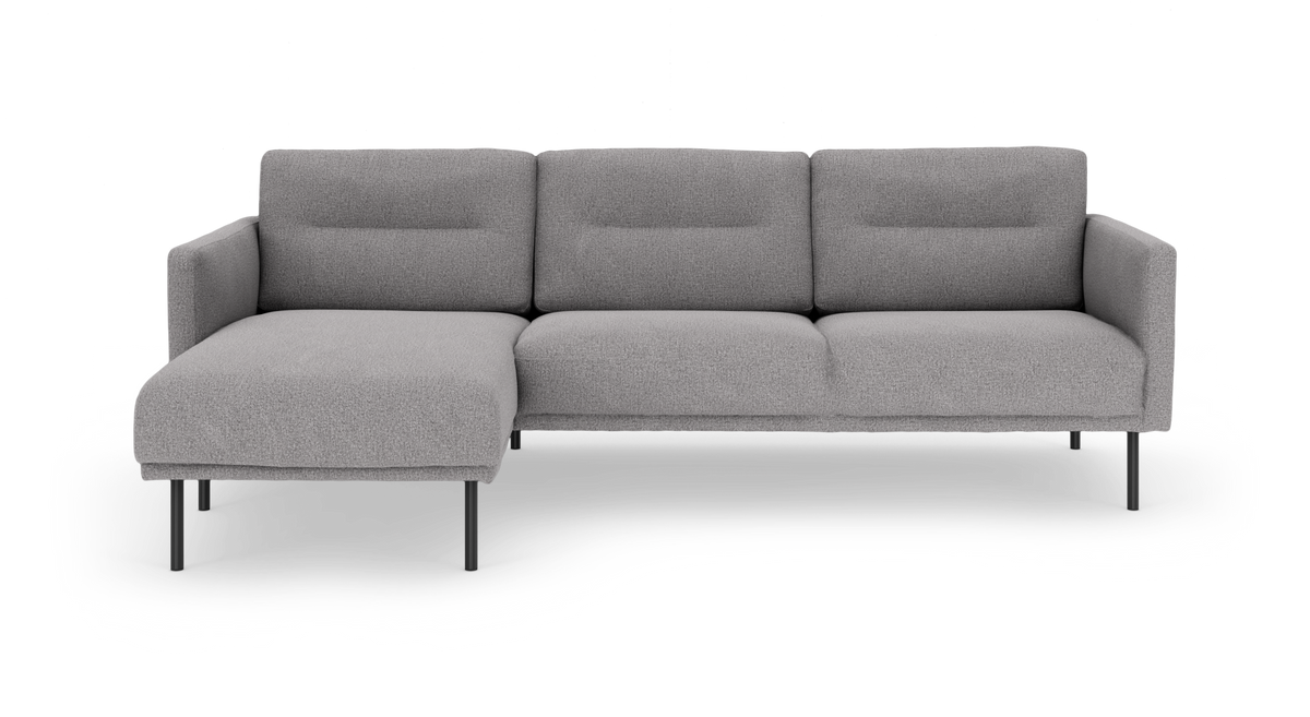 Grå stofsofa med venstrevendt chaiselong, tre sæder og slanke metalben – frontvisning, frilagt.