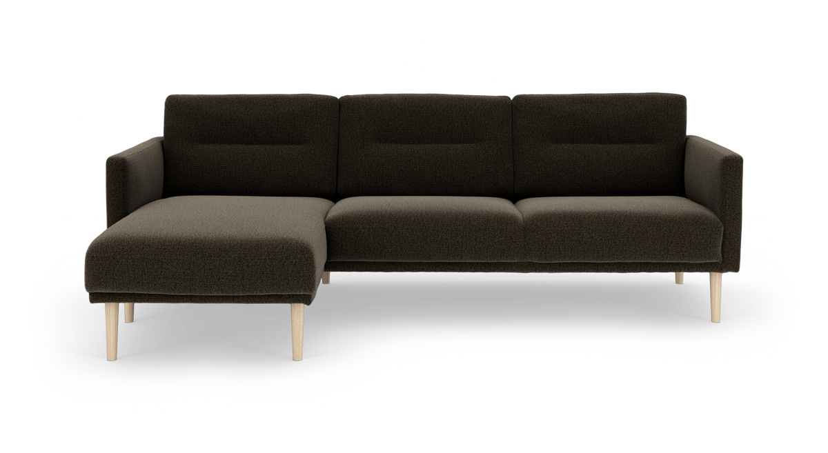 Mørkebrun hjørnesofa med venstre chaiselong og lyse træben, frilagt på hvid baggrund.