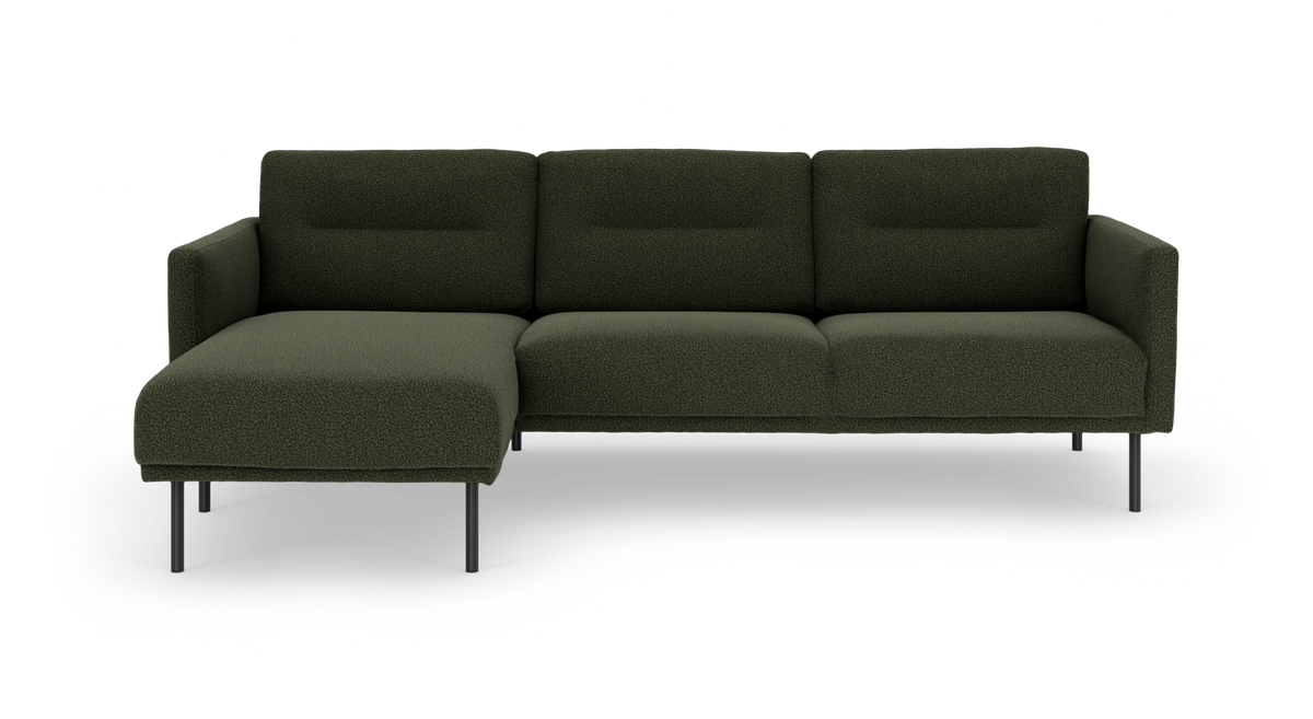 Mørkegrøn modulsofa med venstrevendt chaiselong og slanke sorte metalben, fritlagt på hvid baggrund i frontvisning.