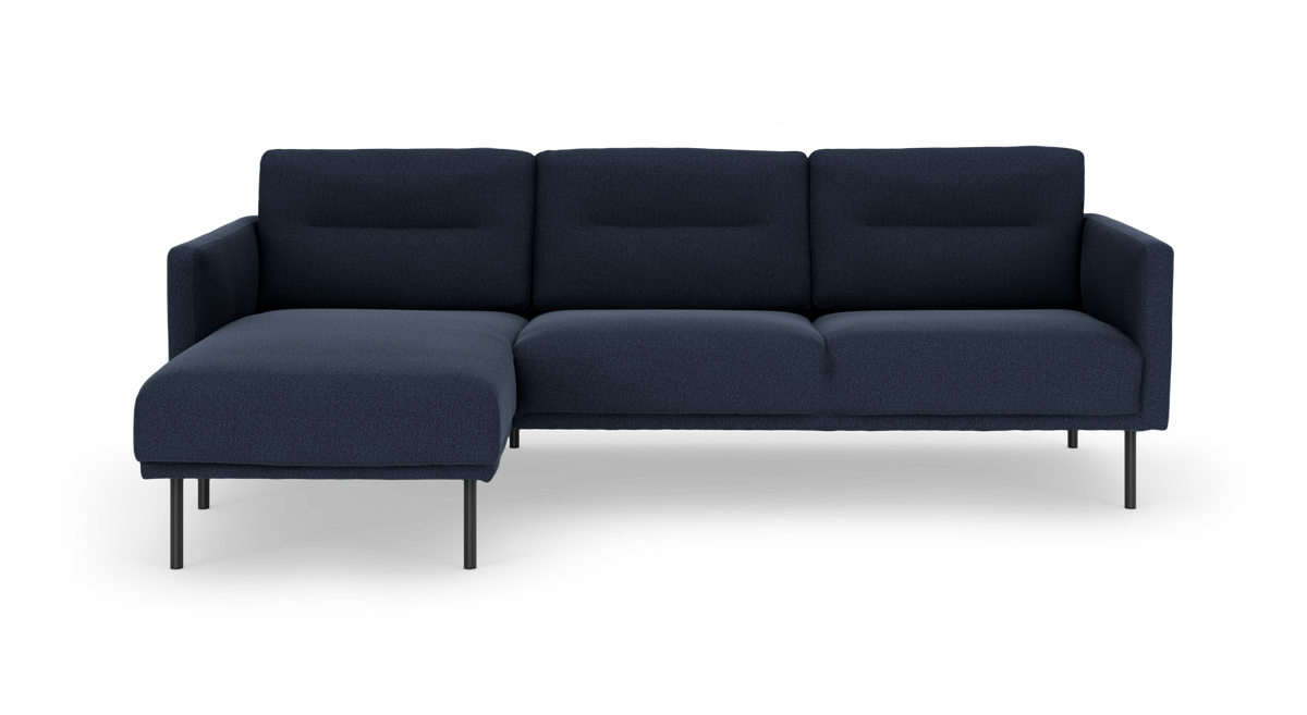 Mørkeblå hjørnesofa med chaiselong til venstre og slanke metalben, frilagt på hvid baggrund.