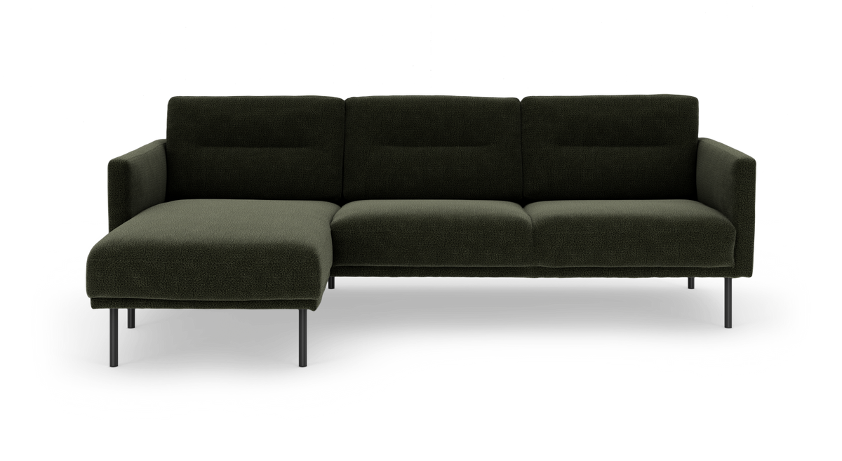 Mørkegrøn modulsofa med venstrevendt chaiselong og slanke metalben, set forfra.