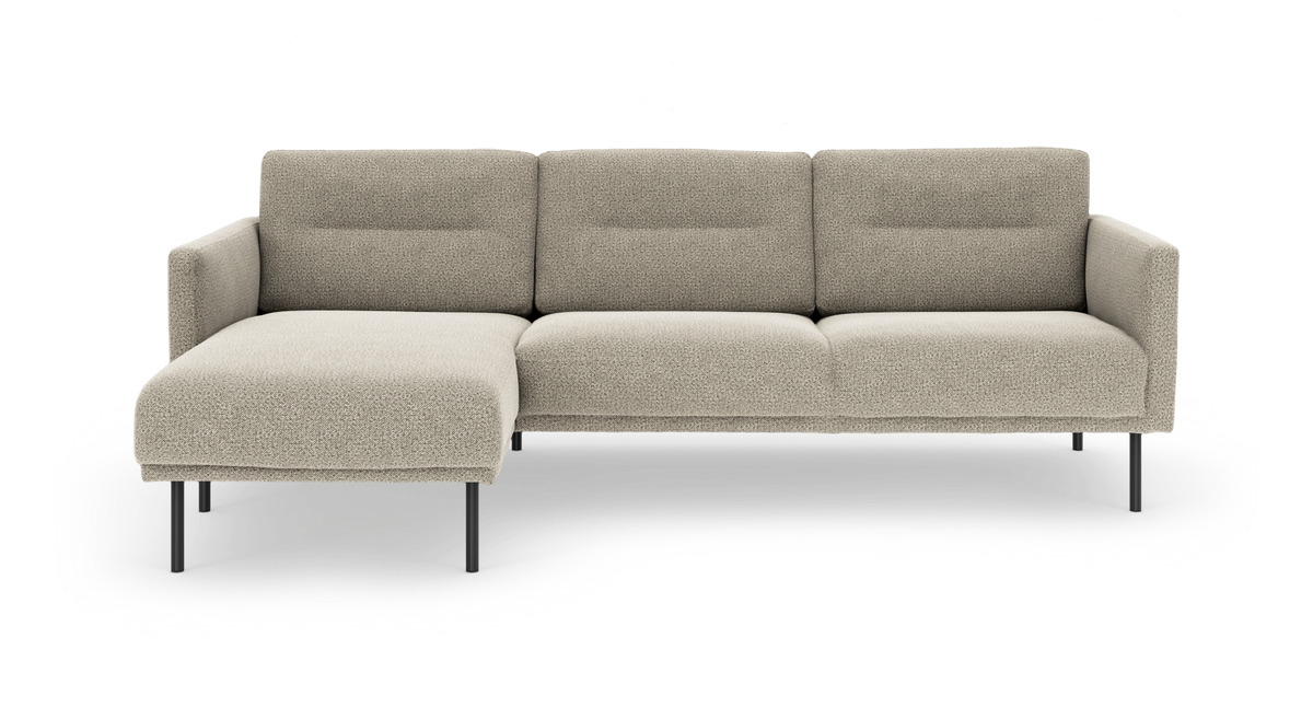 Beige modulsofa med venstrevendt chaiselong og slanke sorte ben, frontview.