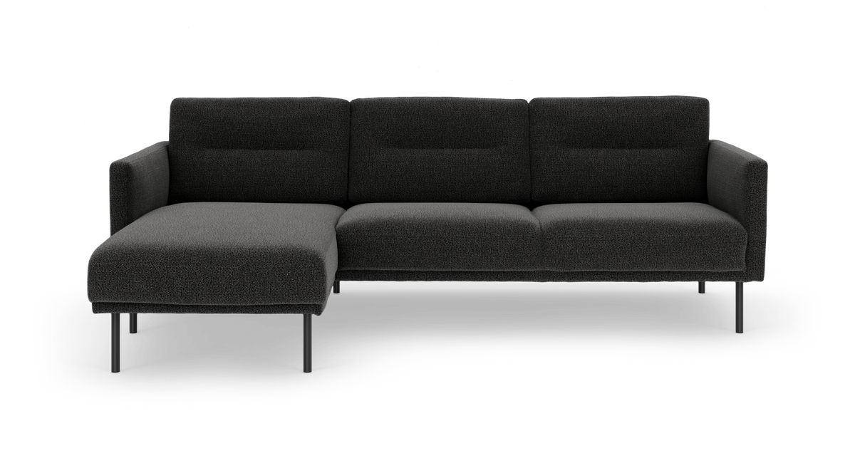Mørkegrå modulsofa med venstrevendt chaiselong og slanke metalben, frilagt på hvid baggrund.