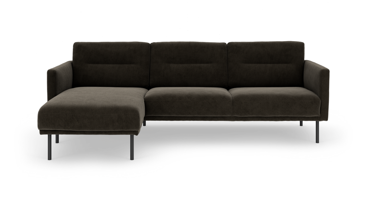 Mørkebrun sofa med venstre chaiselong og slanke metalben, fritlagt på hvid baggrund.