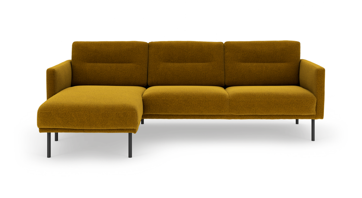 Modulsofa med venstrevendt chaiselong i sennepsgul tekstil på slanke metalben, frilagt på hvid baggrund.