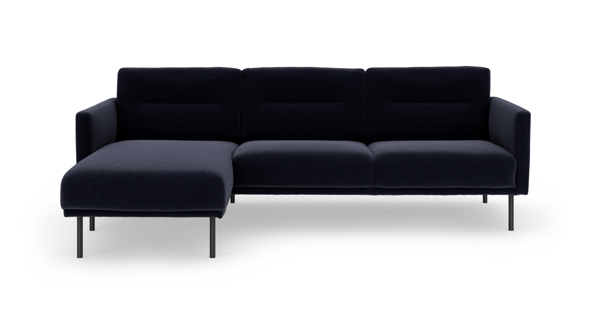 Mørkeblå hjørnesofa med chaise longue til venstre, frilagt mod hvid baggrund.