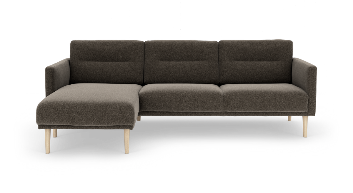 Mørkebrun L‑sofa med venstre chaiselong og lyse træben, frilagt på hvid baggrund.