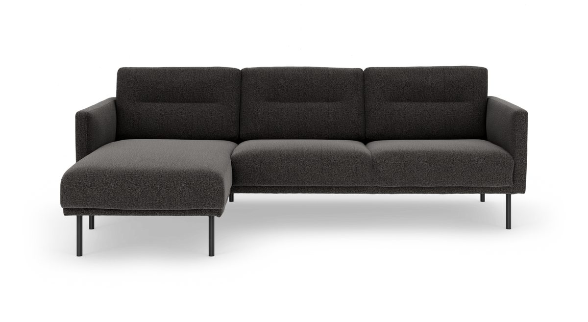 Mørkegrå hjørnesofa med venstre chaiselong, slanke metalben og bløde sæde- og ryghynder, frilagt på hvid baggrund.