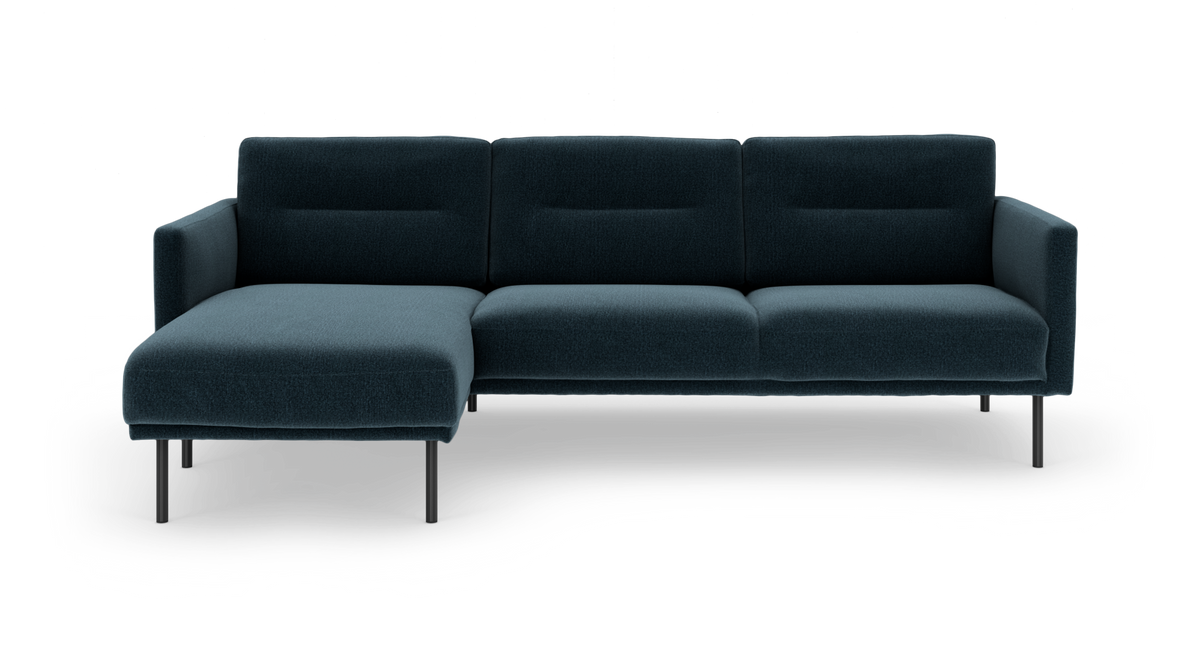 Mørk petrolblå tresæders sofa med venstrevendt chaiselong og slanke metalben, frilagt mod hvid baggrund.