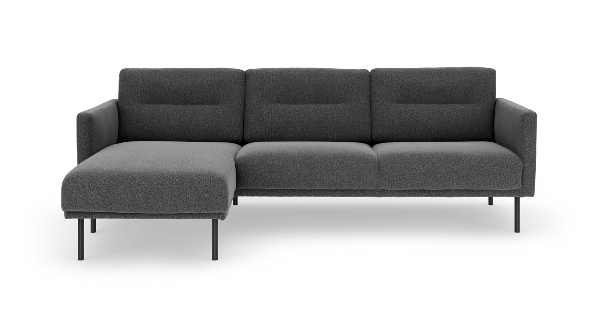 Mørkegrå modulsofa med venstrevendt chaiselong og slanke metalben, frilagt på hvid baggrund.