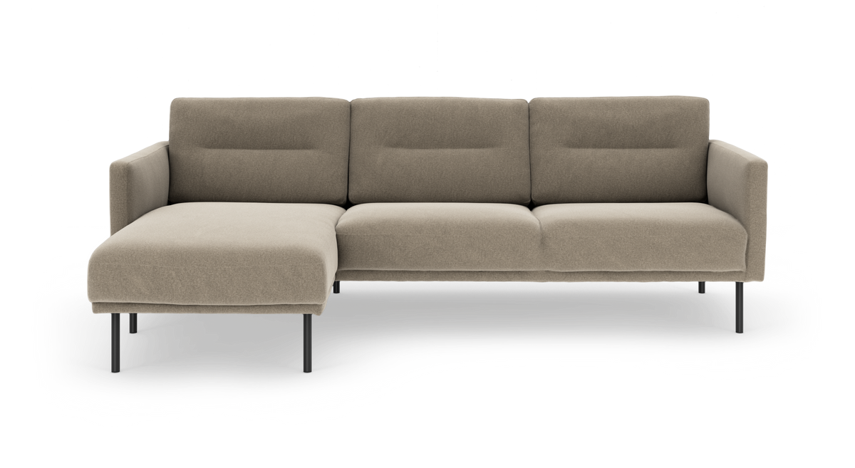 Beige hjørnesofa med venstrevendt chaiselong og sorte metalben, frilagt på hvid baggrund.