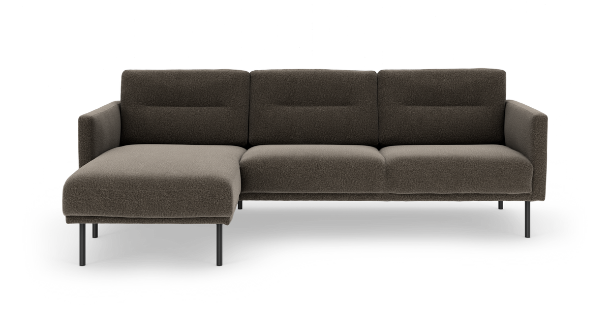 Mørkebrun 3-personers modulsofa med venstrevendt chaiselong og slanke metalben, fritlagt på hvid baggrund.