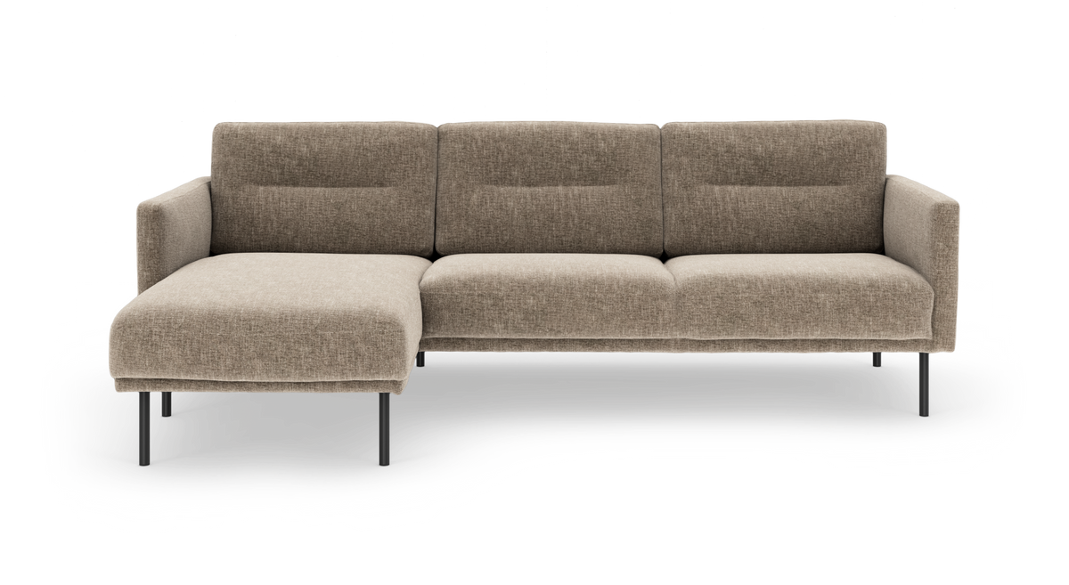 Beige 3-personers sofa med venstrevendt chaiselong og sorte metalben, fritlagt produktfoto.