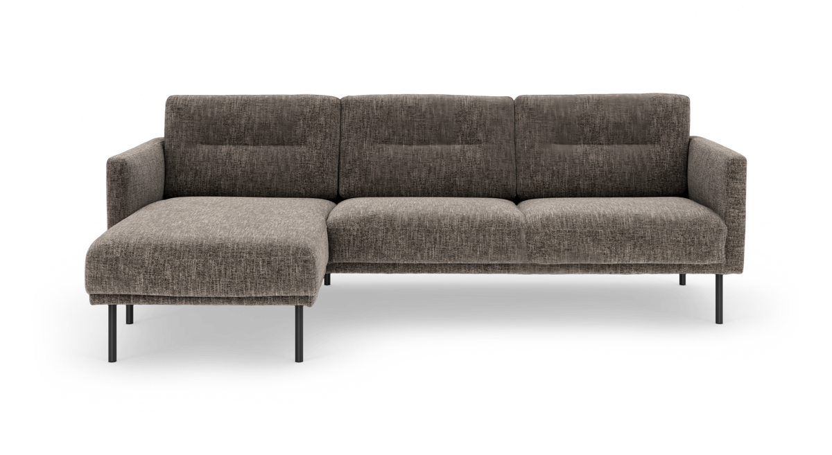 Brungrå 3-personers sofa med venstre chaiselong og slanke metalben, frilagt i studiemiljø.