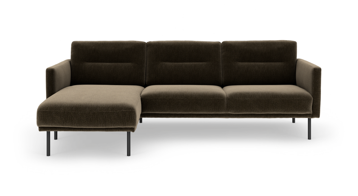 Moderne mørkebrun 3-personers sofa med venstrevendt chaiselong og metalben, frilagt på hvid baggrund.