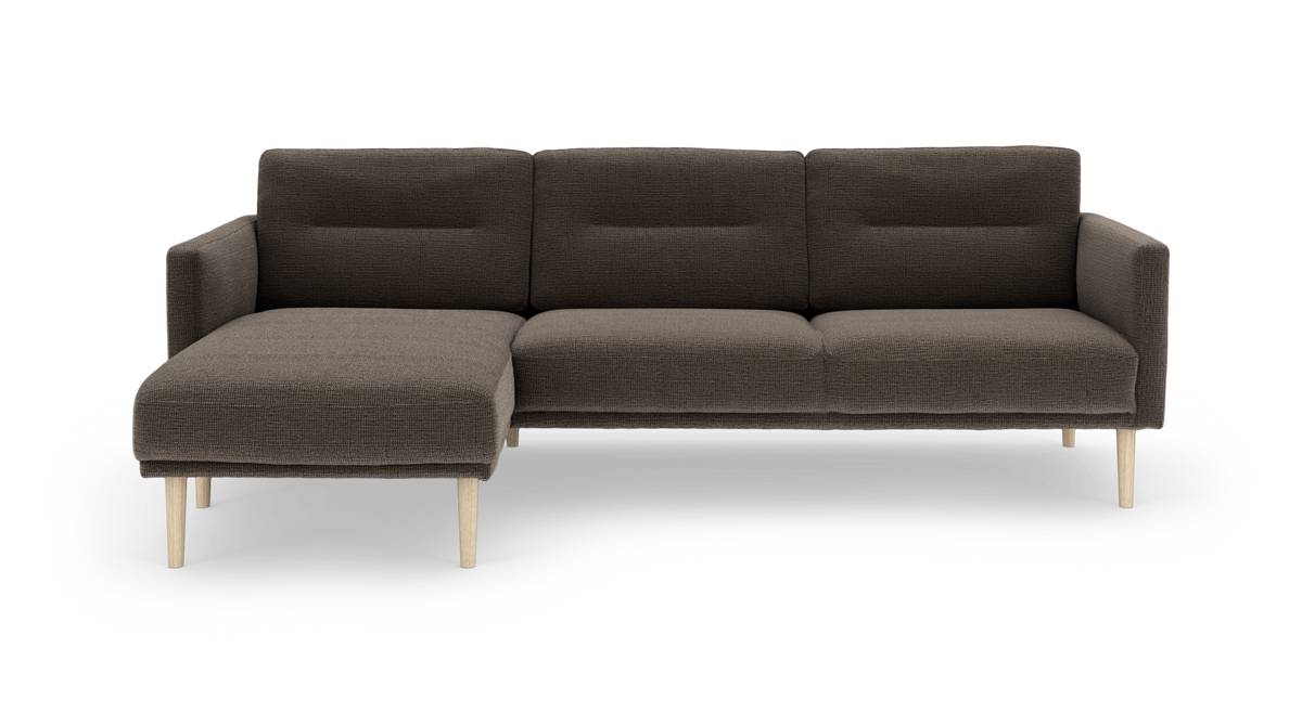 Brun modulsofa med venstrevendt chaiselong og lyse træben, frilagt på hvid baggrund.