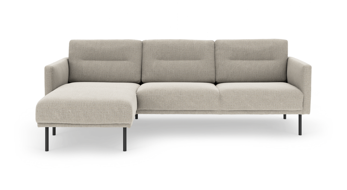 Beige modulsofa med venstre chaiselong, tre sæder og slanke sorte ben, frontvisning på hvid baggrund.