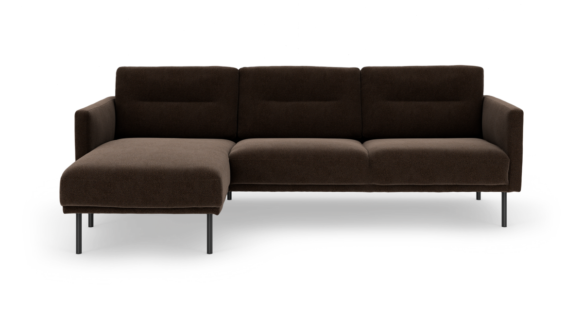 Mørkebrun hjørnesofa med venstre chaiselong og slanke metalben, frilagt på hvid baggrund.