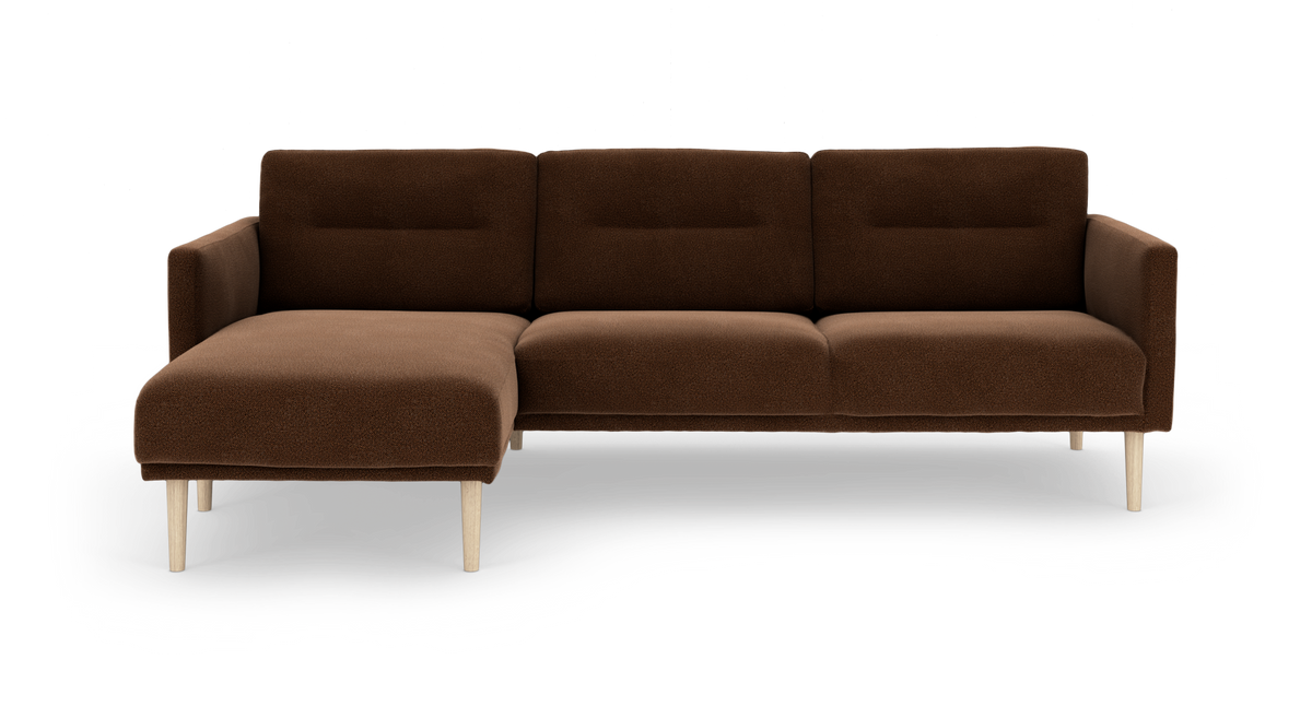 Brun 3-personers sofa med venstrevendt chaiselong og lyse træben, frilagt på hvid baggrund.