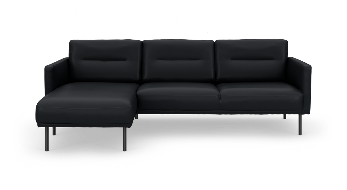 Sort modulsofa med venstrevendt chaiselong og metalben, fotograferet forfra mod hvid studiebaggrund.