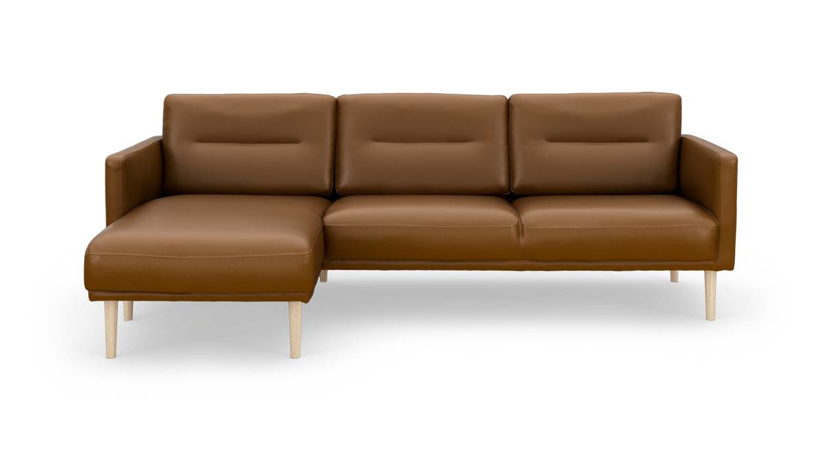 Brun læderhjørnesofa med venstrevendt chaiselong og lyse træben, fotograferet lige for i studiemiljø.