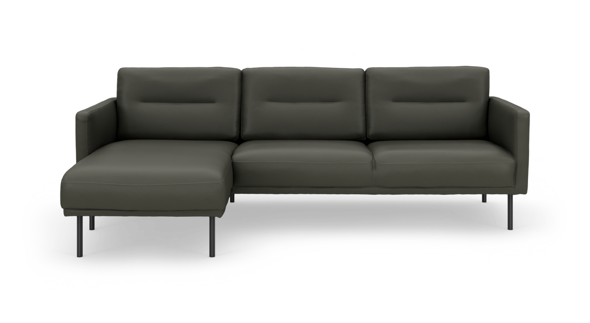 Mørkegrøn modulsofa med chaiselong til venstre, slanke metalben, frilagt på hvid baggrund.