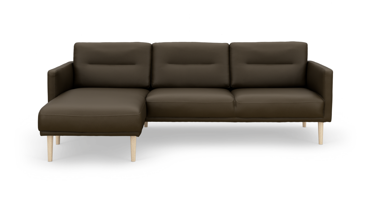 Mørkebrun 3-personers sofa med venstre chaiselong og lyse træben, frilagt på hvid baggrund.
