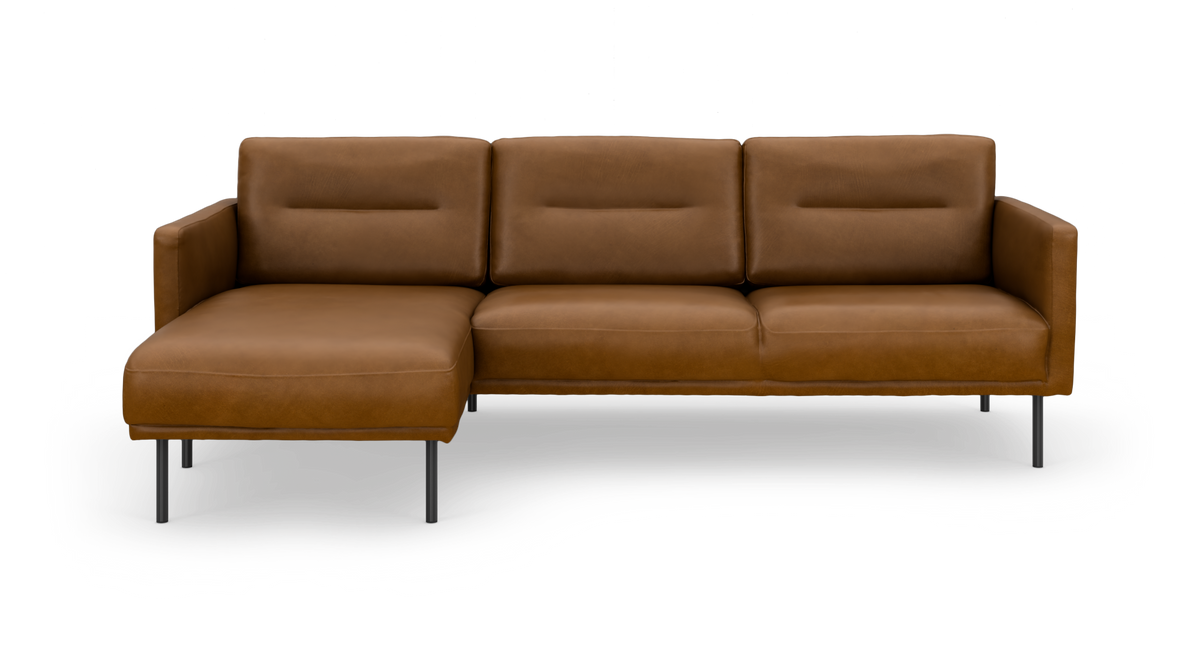 Brun læderhjørnesofa med venstrevendt chaiselong og slanke metalben, frilagt på hvid baggrund.