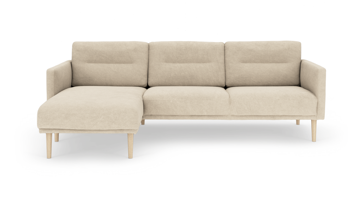 Beige hjørnesofa med venstre chaiselong og lyse træben, fritlagt på hvid baggrund.