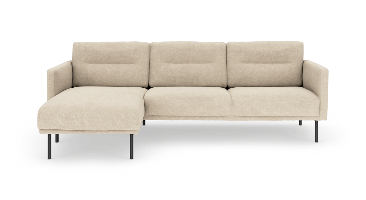 Beige 3-personers sofa med venstrevendt chaiselong og slanke sorte metalben, frontvisning.