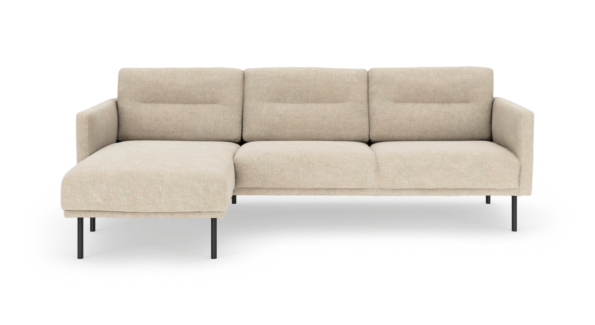 Beige 3-personers hjørnesofa med chaiselong til venstre og sorte ben på hvid baggrund.