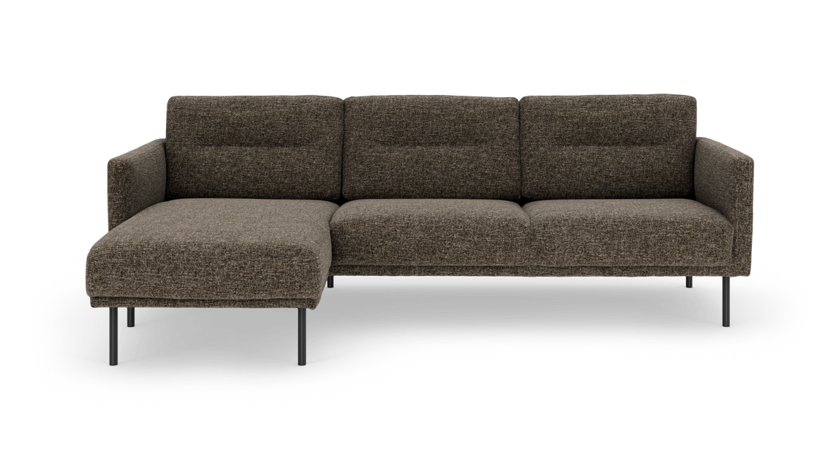 Brun stofsofa med venstrevendt chaiselong og slanke metalben, frontvisning på hvid baggrund.