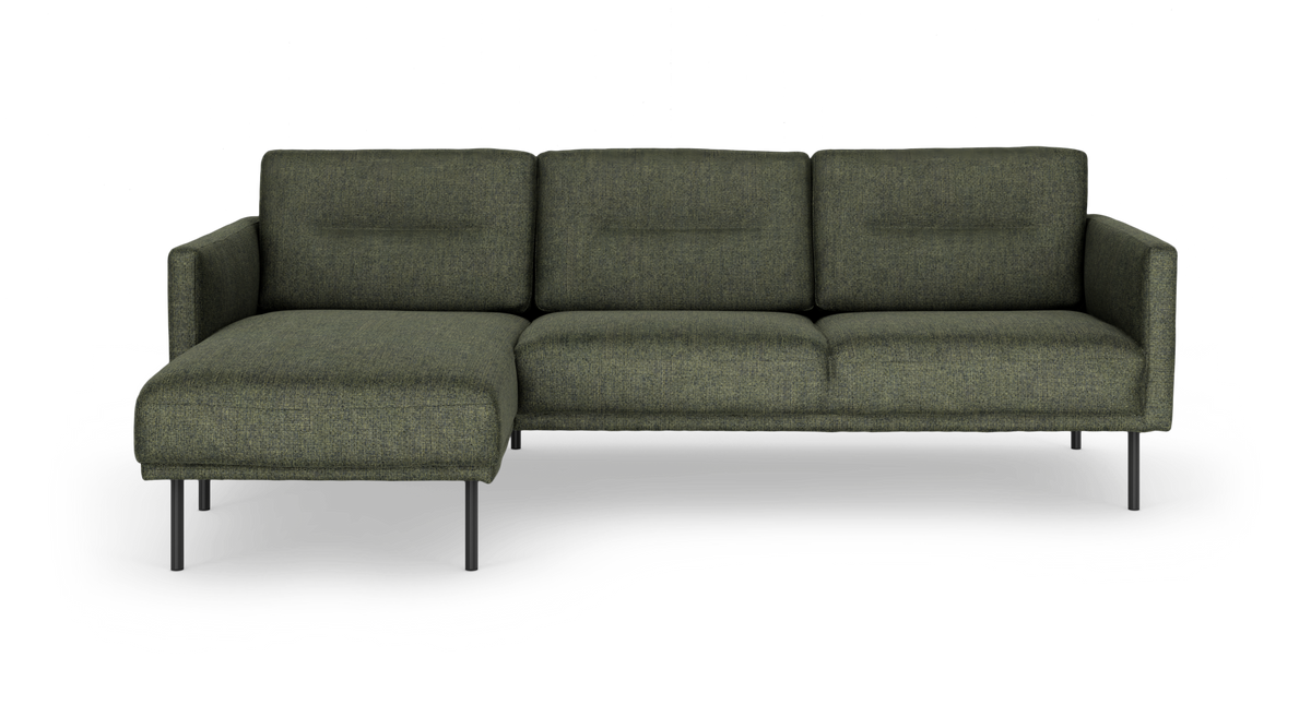 Grøn modulsofa med venstrevendt chaiselong på metalben, frilagt mod hvid baggrund.