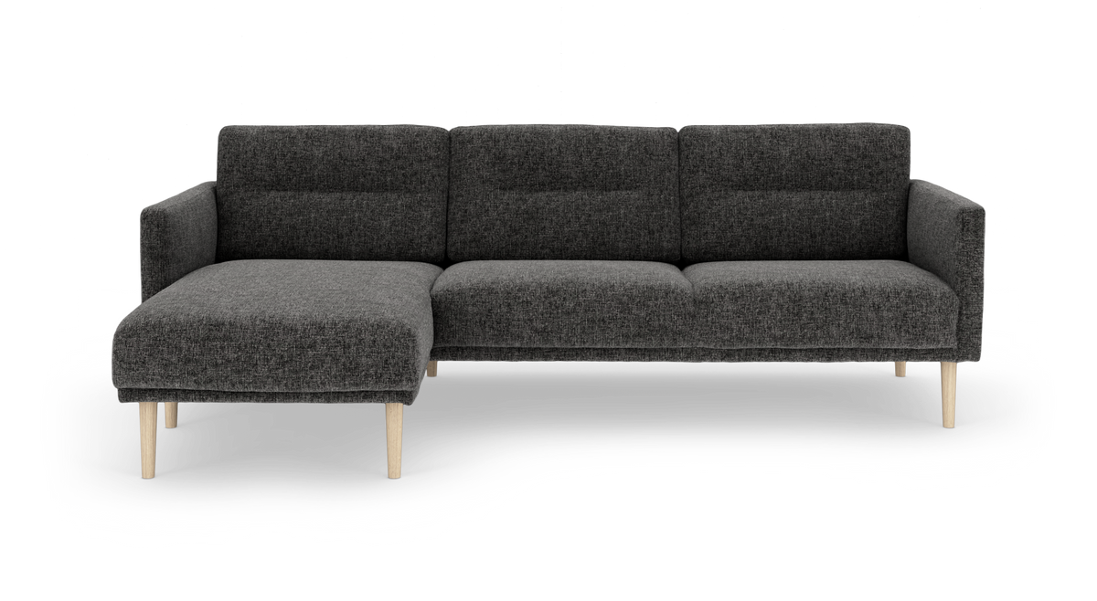 Mørkegrå hjørnesofa med venstrevendt chaiselong og lyse træben, frontvisning på hvid baggrund.