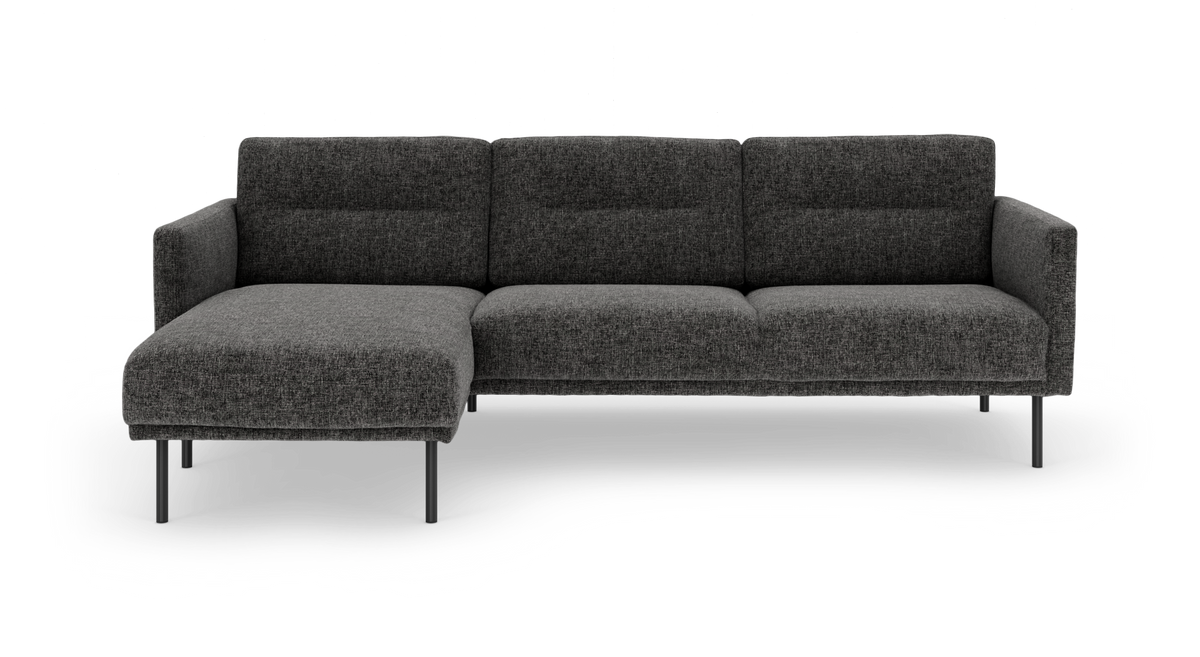 Mørkegrå hjørnesofa med venstrevendt chaiselong og slanke metalben, fotograferet forfra i studie.