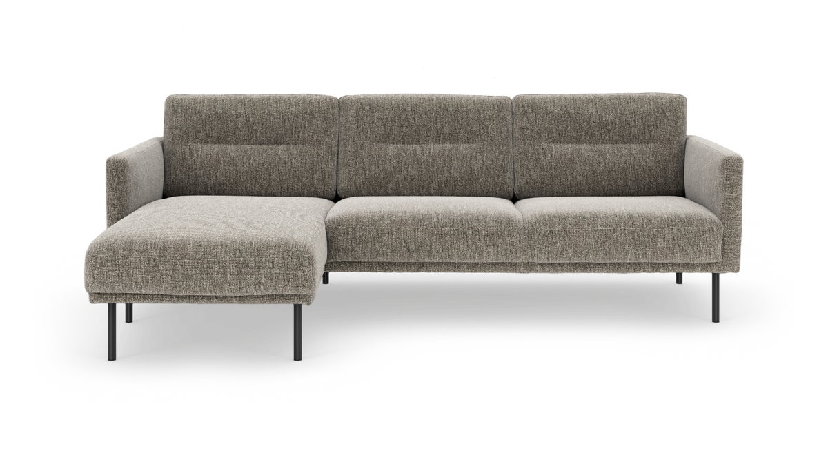 Modulsofa med venstrevendt chaiselong i gråmeleret stof og slanke metalben, frilagt mod hvid baggrund.