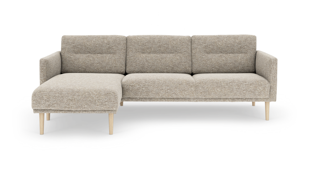 Beige hjørnesofa med venstre chaiselong og lyse træben i moderne skandinavisk stil, frilagt på hvid baggrund.