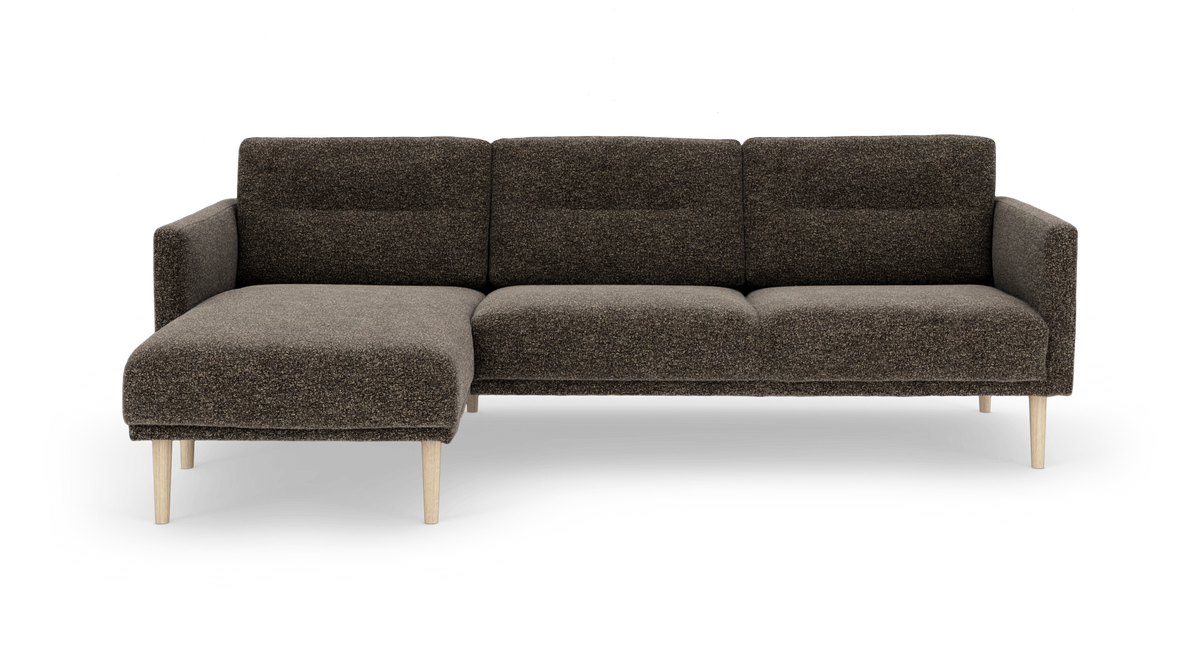 Mørkebrun/grå stofsofa med venstrevendt chaiselong og lyse træben, frilagt produktbillede set forfra.