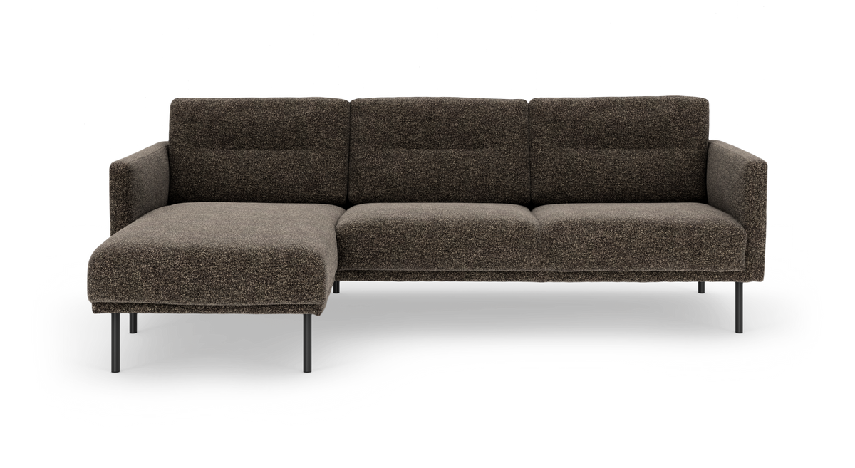 Brun modulsofa med chaiselong til venstre og slanke metalben, frilagt på hvid baggrund.