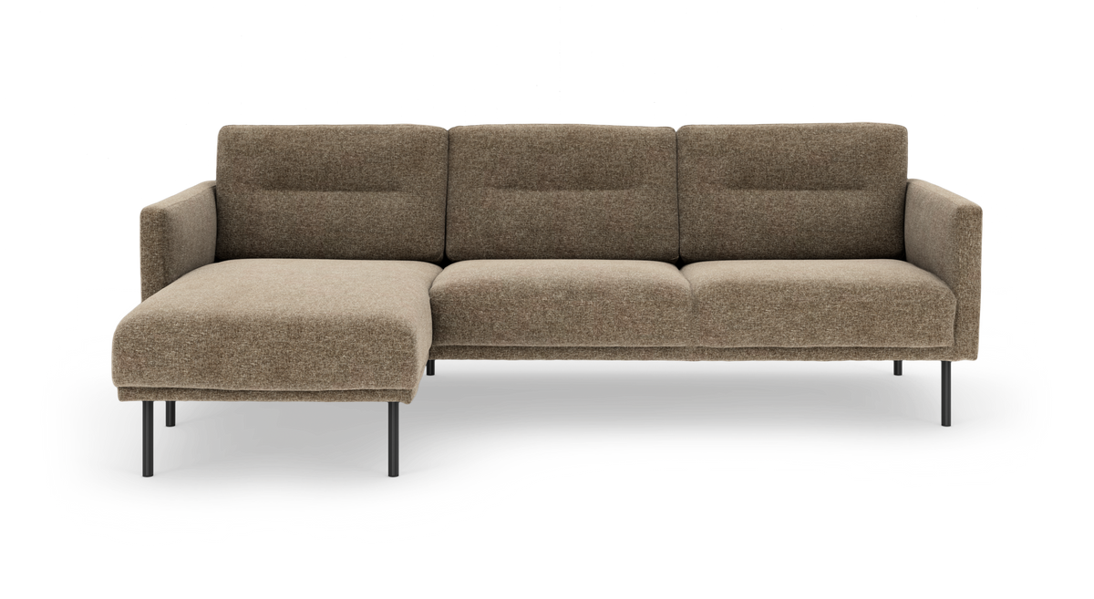 Brun L‑formet modulsofa med chaiselong i venstre side og slanke metalben, set lige forfra.