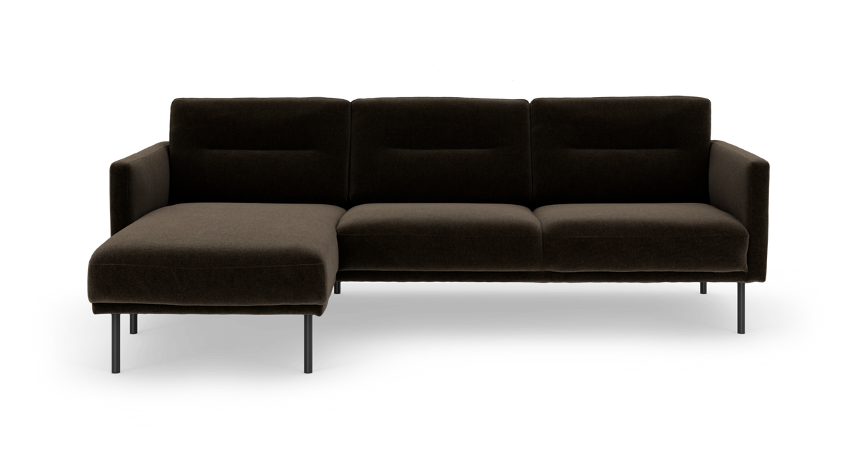 Mørkebrun modulsofa med venstrevendt chaiselong og slanke metalben, set forfra.