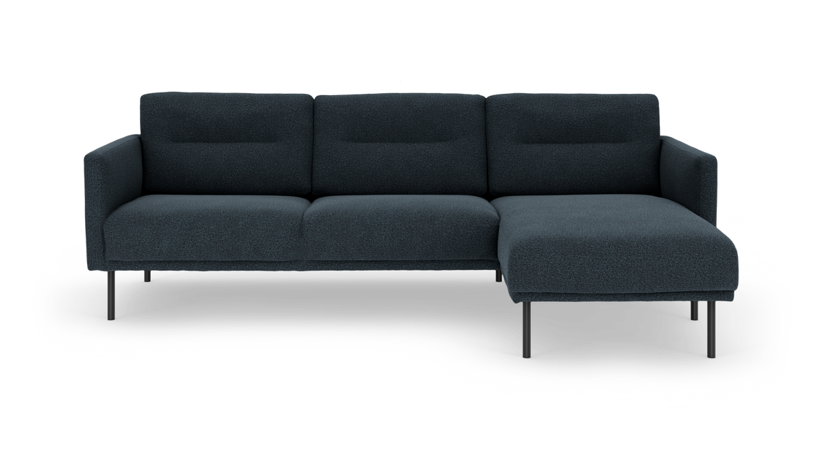 Mørkeblå hjørnesofa med chaiselong til højre og slanke metalben, frilagt på hvid baggrund.