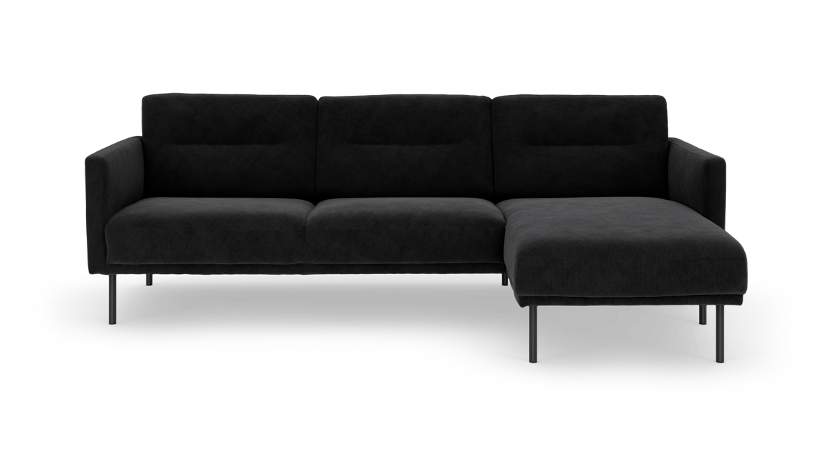 Sort hjørnesofa med chaiselong til højre og slanke metalben, frilagt på hvid baggrund.