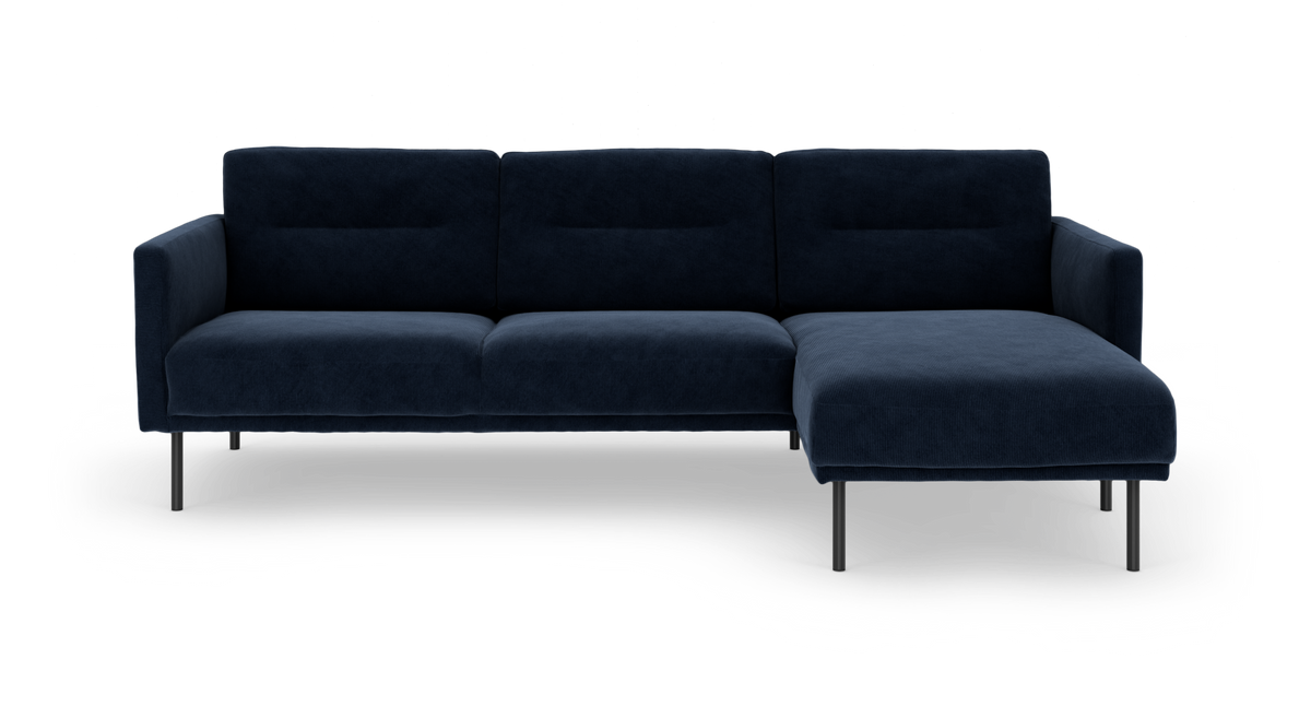 Mørkeblå hjørnesofa med chaiselong til højre og slanke metalben, fritlagt på hvid baggrund.