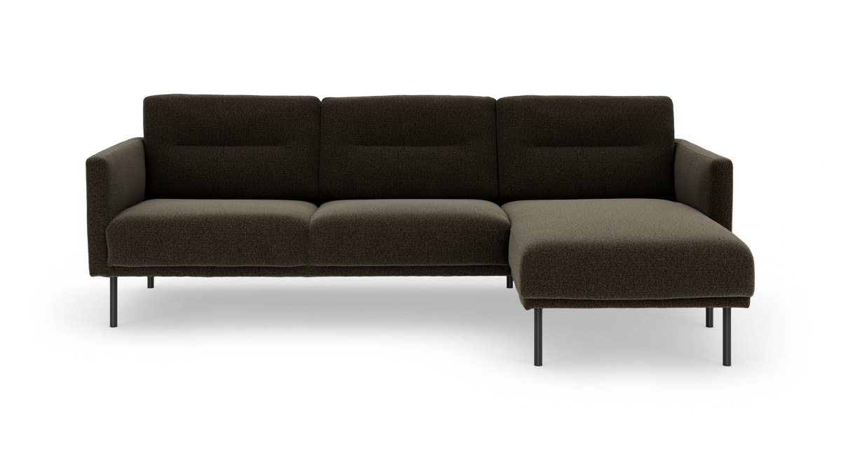 Mørkebrun modulsofa med chaiselong i højre side og slanke metalben, fotograferet forfra på hvid baggrund.